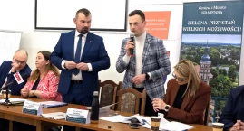 [WIDEO] Nie ma asfaltu, nie ma chodnika, jest wojna. Dla starosty pociąg z inwestycjami już odjechał
