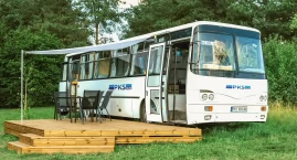 Na urodziny kupił sobie autobus i zrobił z niego... kamper