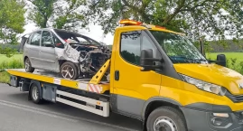 Kobieta uderzyła citroenem w drzewo