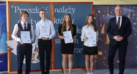 Ostatni dzwonek w SP nr 3. Uczniowie odebrali wyróżn&hellip;