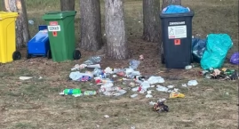 Śmieci nad jeziorem Kacko. Gmina apeluje do wypoczywających