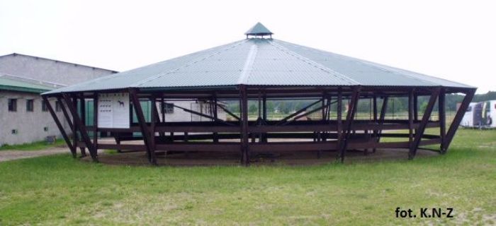Stajnia pod chmurką