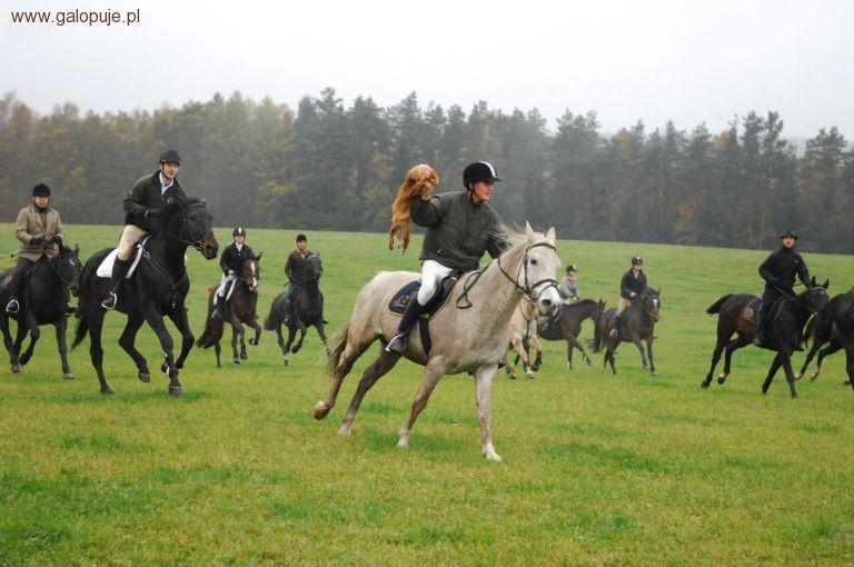 Hubertus przed pałacem w Niepoględziu - Hubertus Niepoględzie 2010