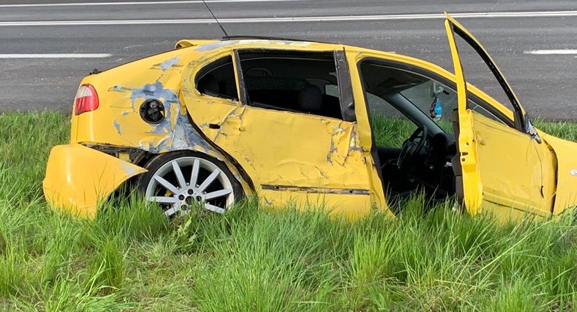 Wypadek na DK30. Mocno rozbity seat poza drogą.