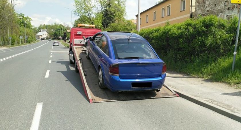 Przekroczył prędkość jadąc bez pasów i uprawnień... pod wpływem narkotyków