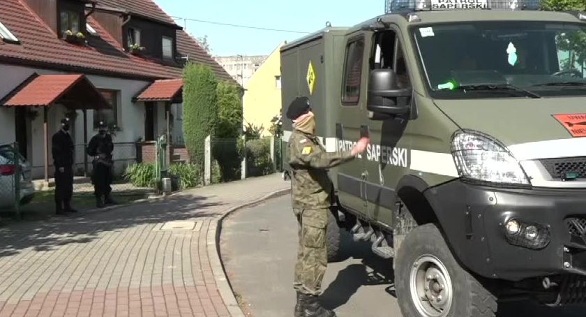 Sadził tuje, znalazł granat. W Bolesławcu ewakuowano 1500 osób, saperzy niewybuch zdetonowali w ogrodzie