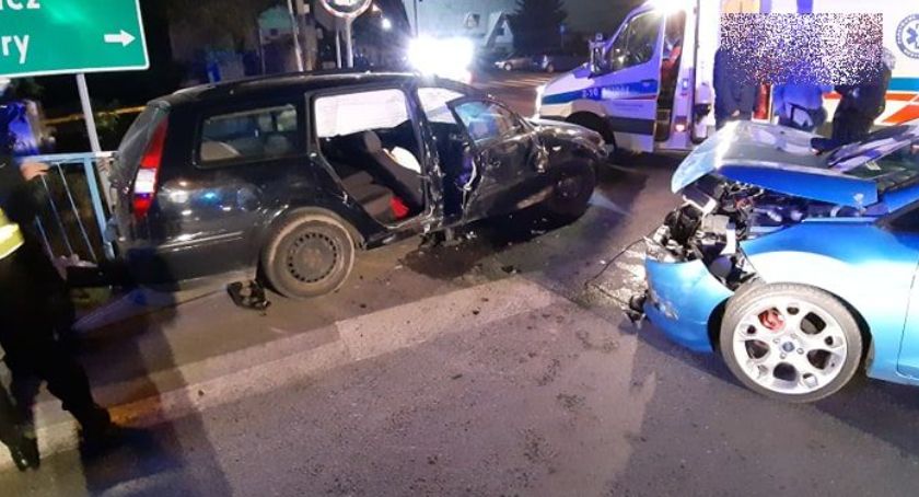 Zderzenie dwóch fordów w Ścięgnach. Jeden z kierowców uwięziony w pojeździe.