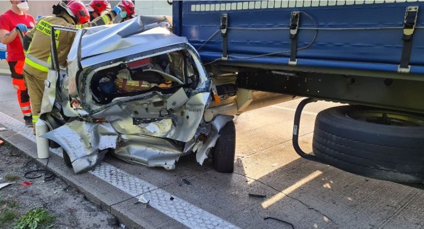Wypadek na A4. Honda wbita pod TiRa, mercedes w rowie. Duże utrudnienia.