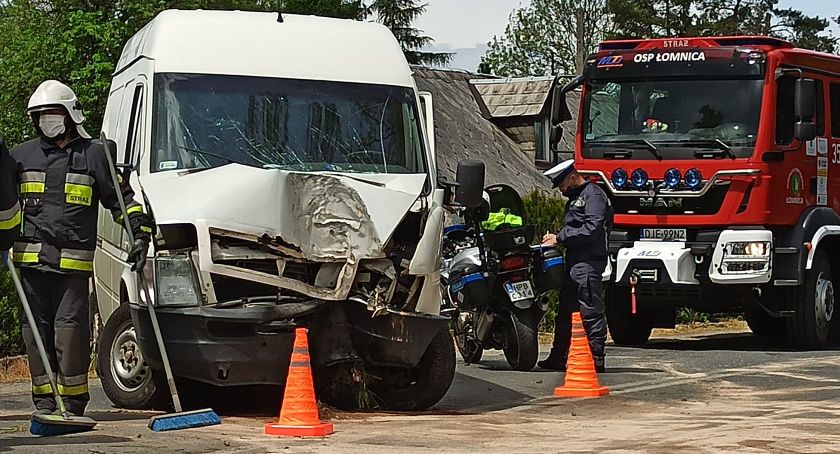 W Kostrzycy bus rozbił się na drzewie