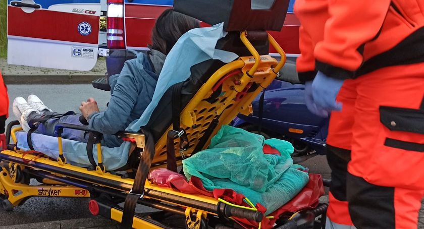 Jadąca skuterem kobieta przewróciła się na jezdnię. Trafiła do szpitala.