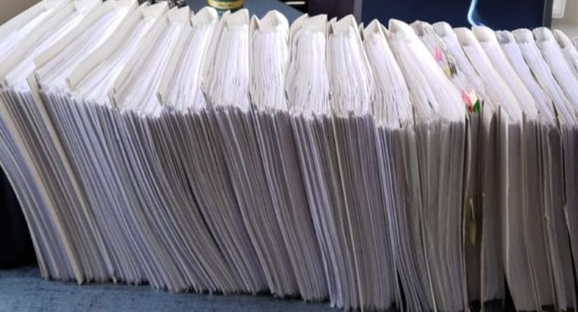 416 zarzutów oszustwa i fałszowania dokumentów, 150 pokrzywdzonych, straty pokrzywdzonych podmiotów 360 tysięcy złotych.