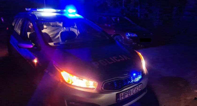 Nie zatrzymał się do kontroli, był pijany i miał 2 zakazy. W aucie przewoził bez fotelików dwójkę swoich dzieci.