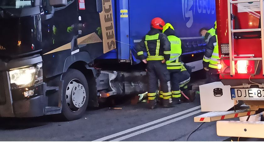 Zderzenie pod Szklarską Porębą. Z rozbitego baku ciężarówki wyciekło paliwo.