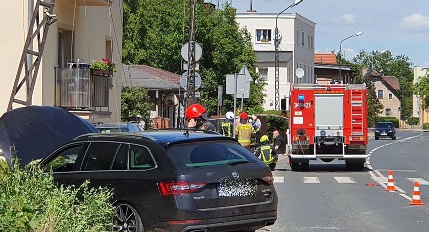 W Sobieszowie auto uderzyło w latarnię