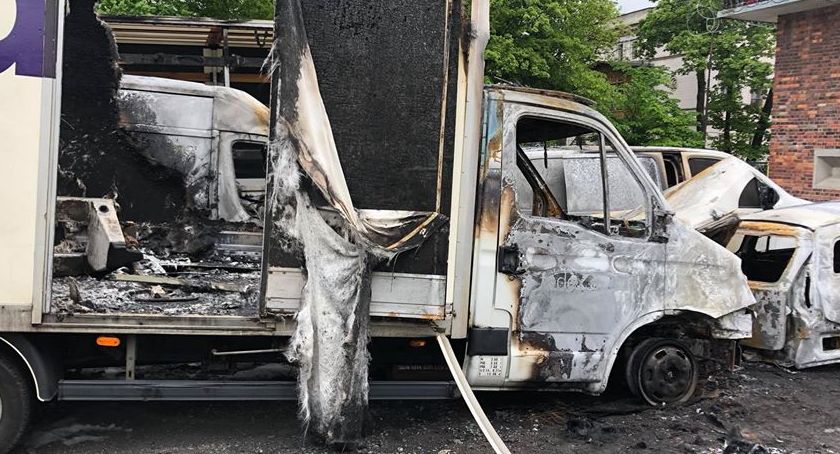 Pożar na parkingu. Spłonęły samochody.