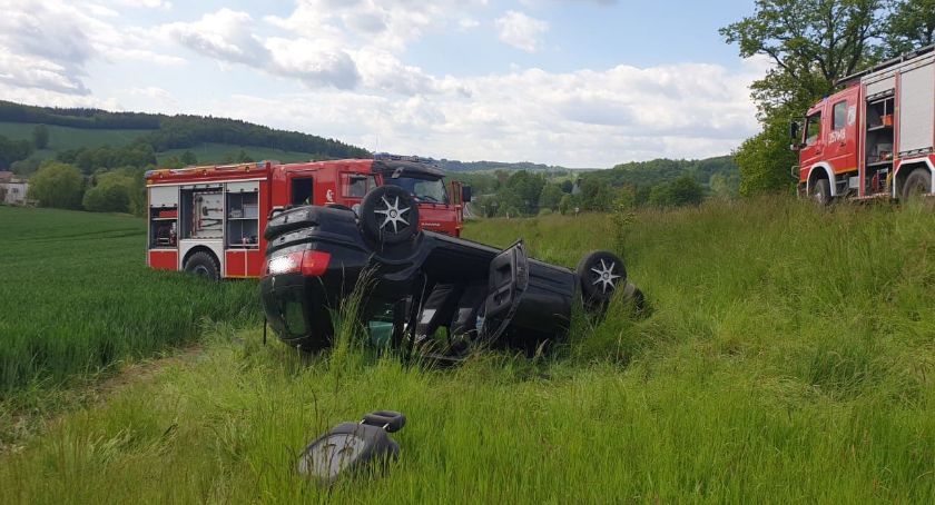 Dachowanie pojazdu na DK-30 w okolicach Barcinka. Dwie osoby w szpitalu.