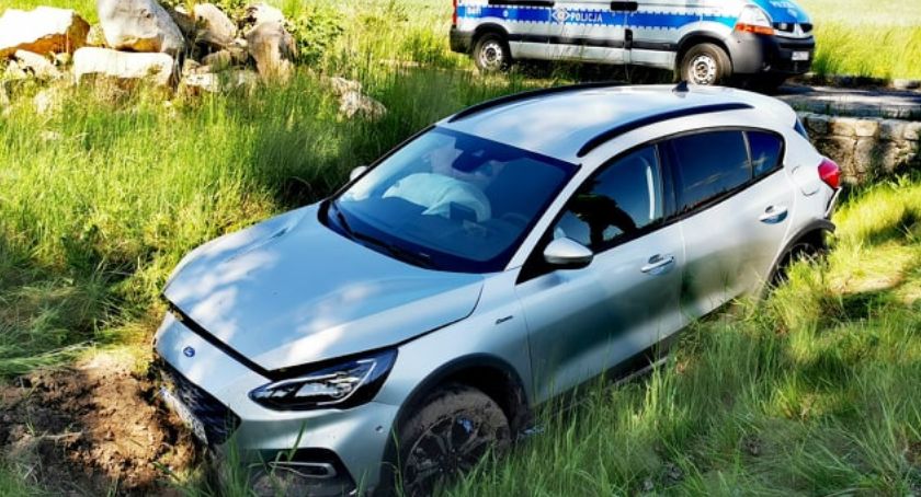 Chciał ustąpić pierwszeństwa policji na sygnałach. Jadący za nim samochód zepchnął go do strumyka.