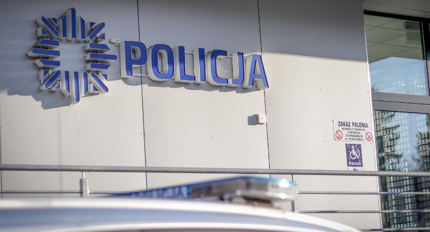 Wandal w rękach kowarskich policjantów.
