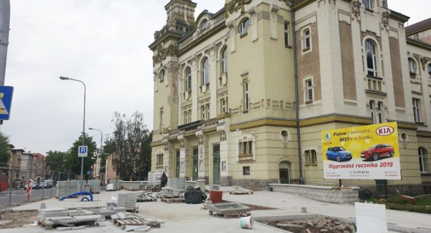 Plac przed teatrem zmienia się