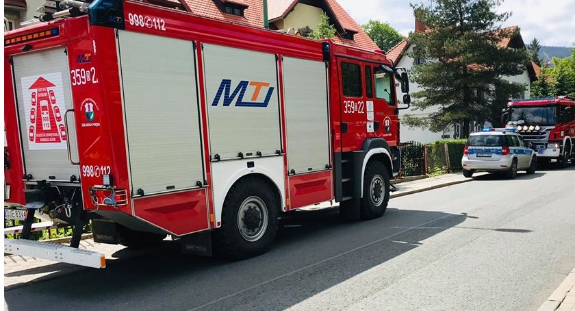 Szklarska Poręba - Mężczyzna próbował wyjść przez okno po linie splecionej z ubrań