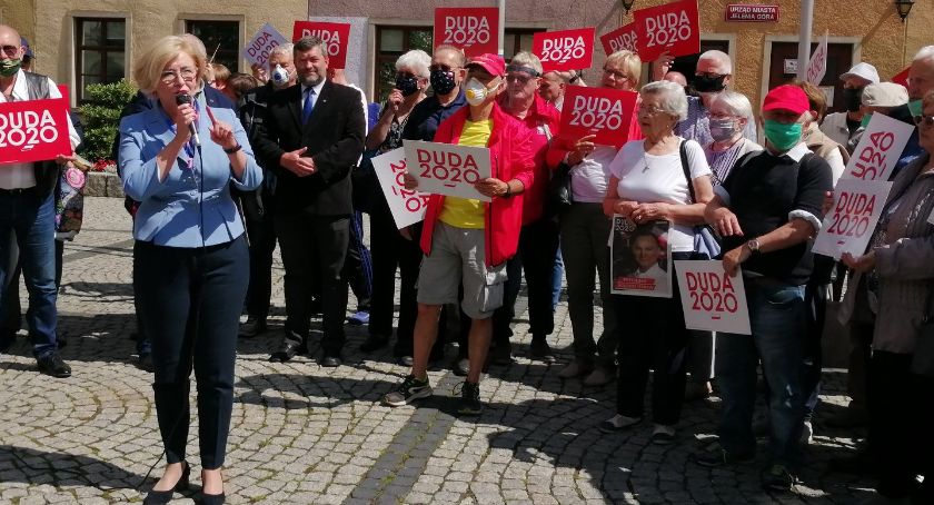 Zwolennicy Andrzeja Dudy na Placu Ratuszowym
