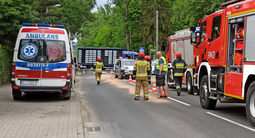 Zderzenie trzech aut na ul. Lubańskiej