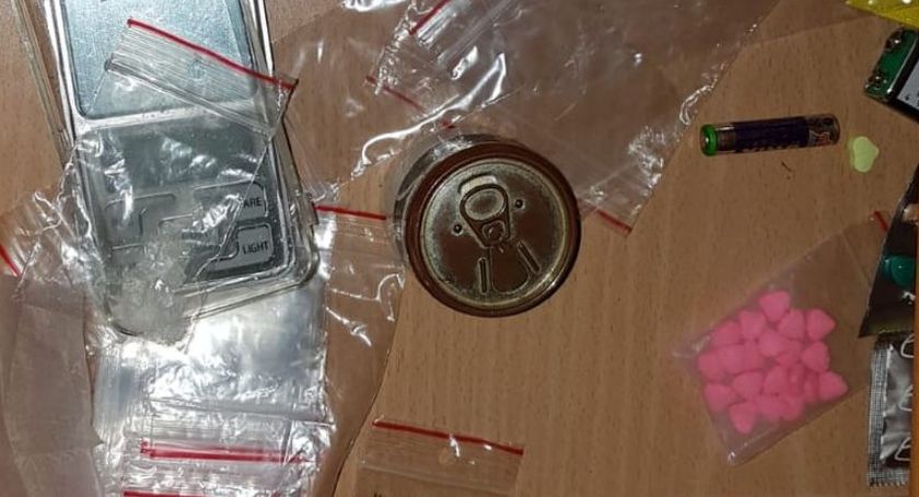 Syn z ojcem zatrzymani za uprawę konopii i posiadanie narkotyków