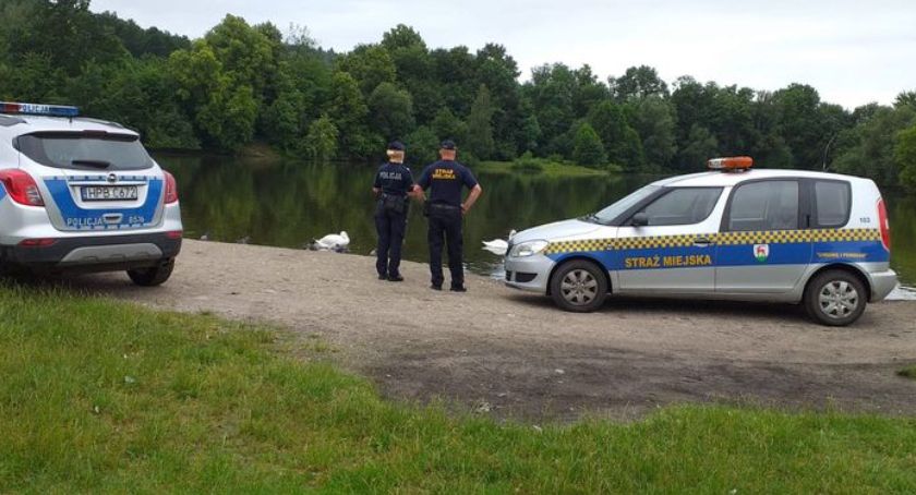 Mundurowi skontrolowali kąpieliska w Jeleniej Górze, Miłkowie i Mysłakowicach