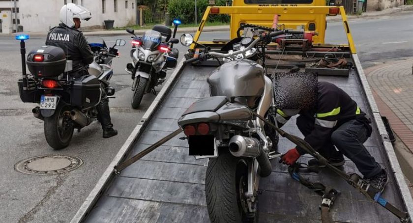 Motocyklista bez uprawnień, pojazd niezarejestrowany, nieubezpieczony. 