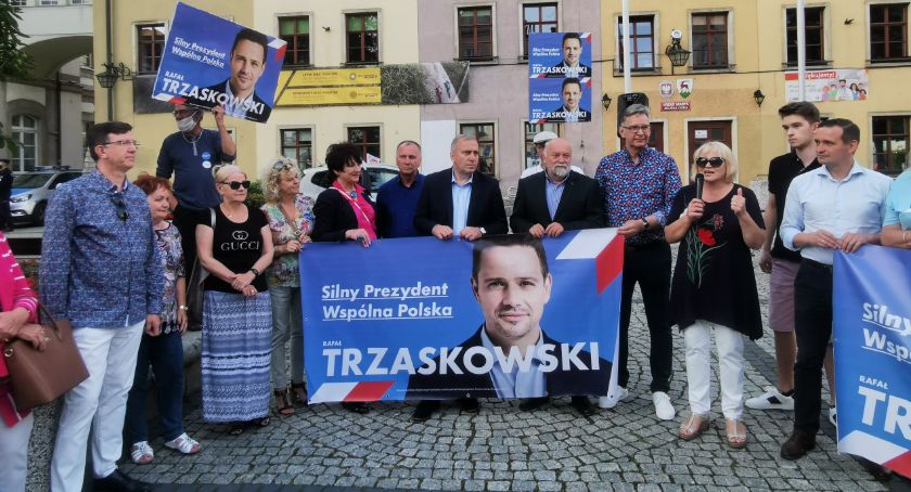 Trzaskowski zwycięża w Jeleniej Górze. Andrzej Duda w kraju.