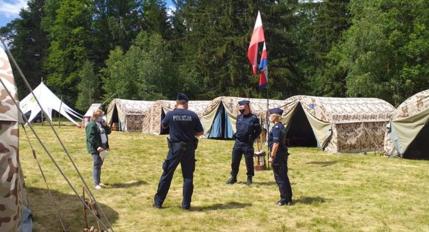 Policjanci na obozie harcerskim