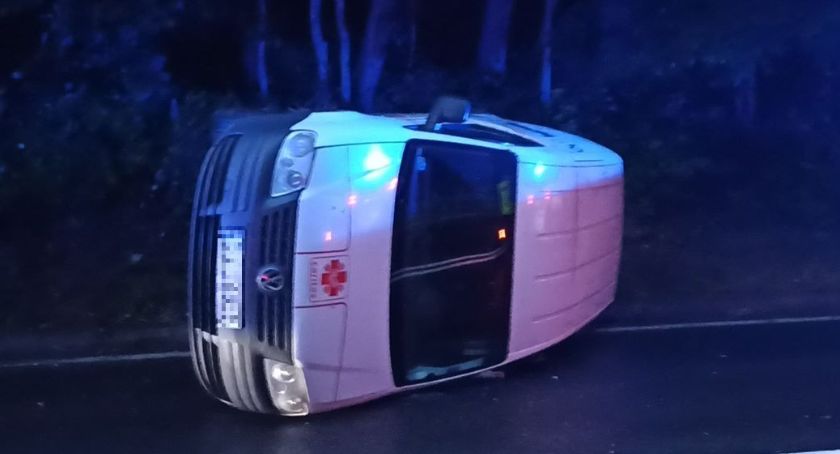 Na krajowej trójce pod Szklarską Porebą auto przewróciło się na bok