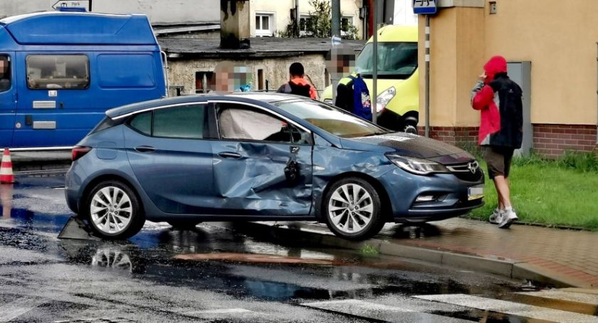 Kolizja busa i osobówki w Kowarach