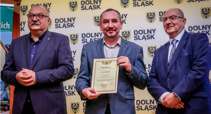 Marszałek wręczył promesy