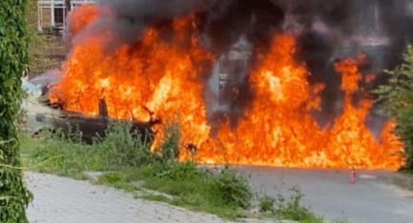 W centrum Karpacza spłonęło auto osobowe