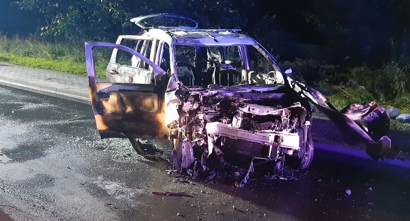 Auto uderzyło w latarnię i spłonęło. Kierowcy nie było na miejscu.