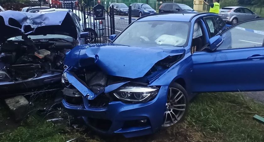 Groźny wypadek w Mysłakowicach. Rozpędzone bmw staranowało stojące przy warsztacie auta