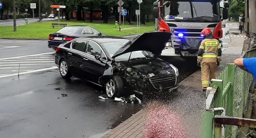 Na ulicy Dworcowej w Cieplicach samochód uderzył w słup