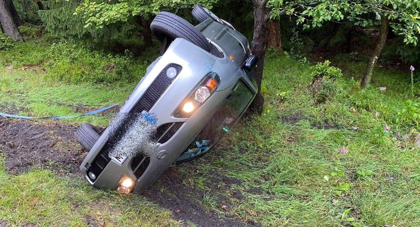 Na drodze z Jakuszyc dachowało auto osobowe