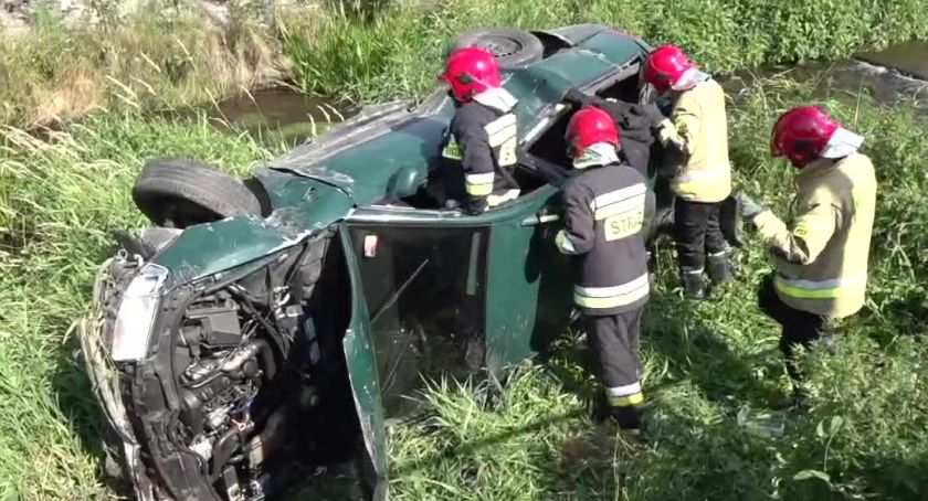 Kierowca pod wpływem narkotyków uciekał przed policją. Jazdę skończył w rzece.