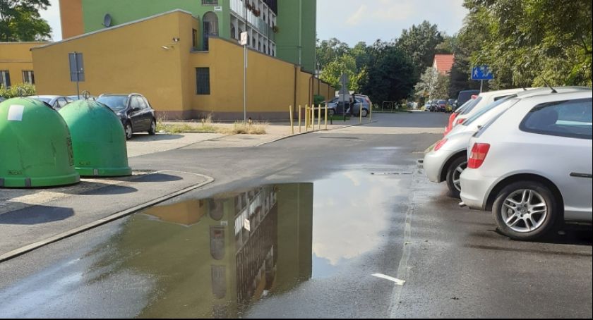 Absurd po przebudowie osiedlowej drogi. Mieszkańcy są wściekli.