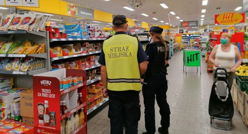 Kontrole w autobusach MZK i sklepach.