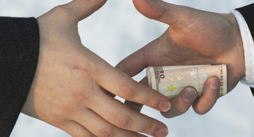 Policjant zarabiał na koronawirusie 
