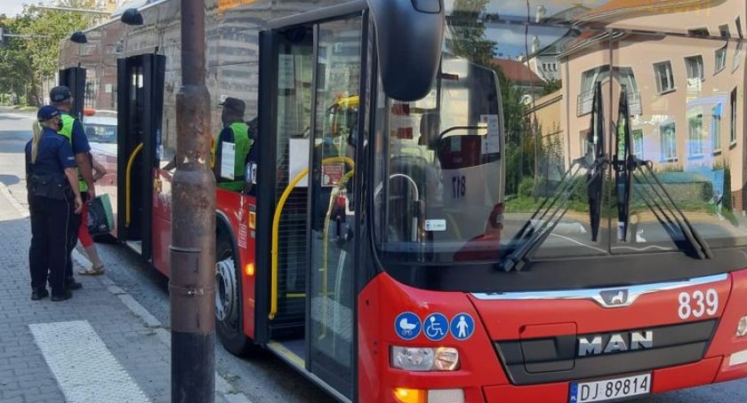 Mundurowi sprawdzali czy mieszkańcy noszą maseczki