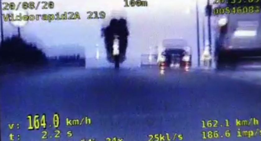 Nietrzeźwy motocyklista bez uprawnień nie chciał poddać się kontroli drogowej.