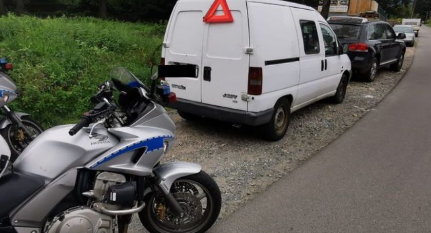Policjanci zatrzymali do kontroli kierowcę holowanego pojazdu, który jak się okazało miał dożywotni zakaz.