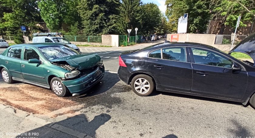 Jedna osoba trafiła do szpitala po zderzeniu aut na ul. Podchorążych