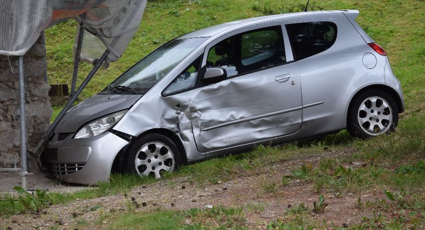 Szklarska Poręba - Auto uderzyło w ścianę kościoła