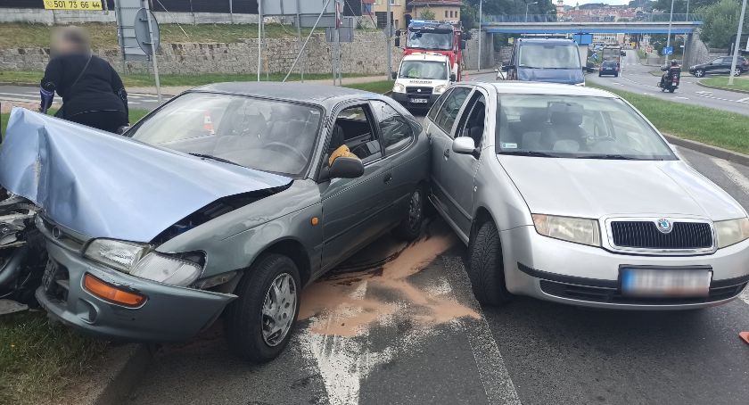 Utrudnienia na rondzie. Zderzyły się dwa samochody.