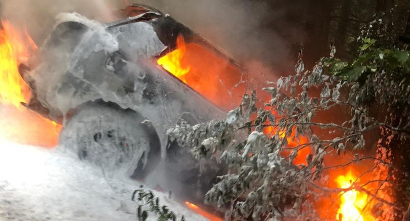Pijany kierowca potrącił dwie osoby i uderzył w drzewo. Auto spłonęło.